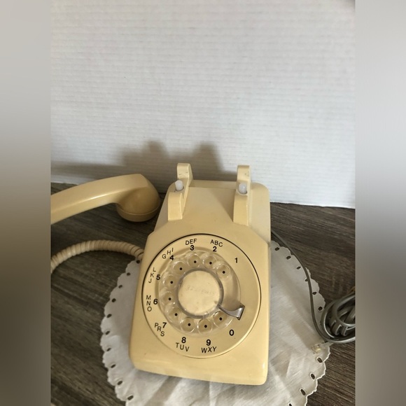 Vintage Cream Rotary Telephone - Picture 5 of 8